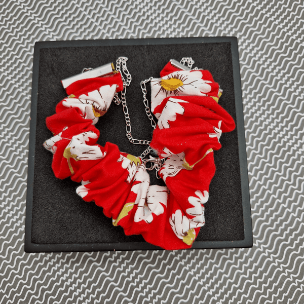 Chunky style red scrunchie Necklace with daisy design