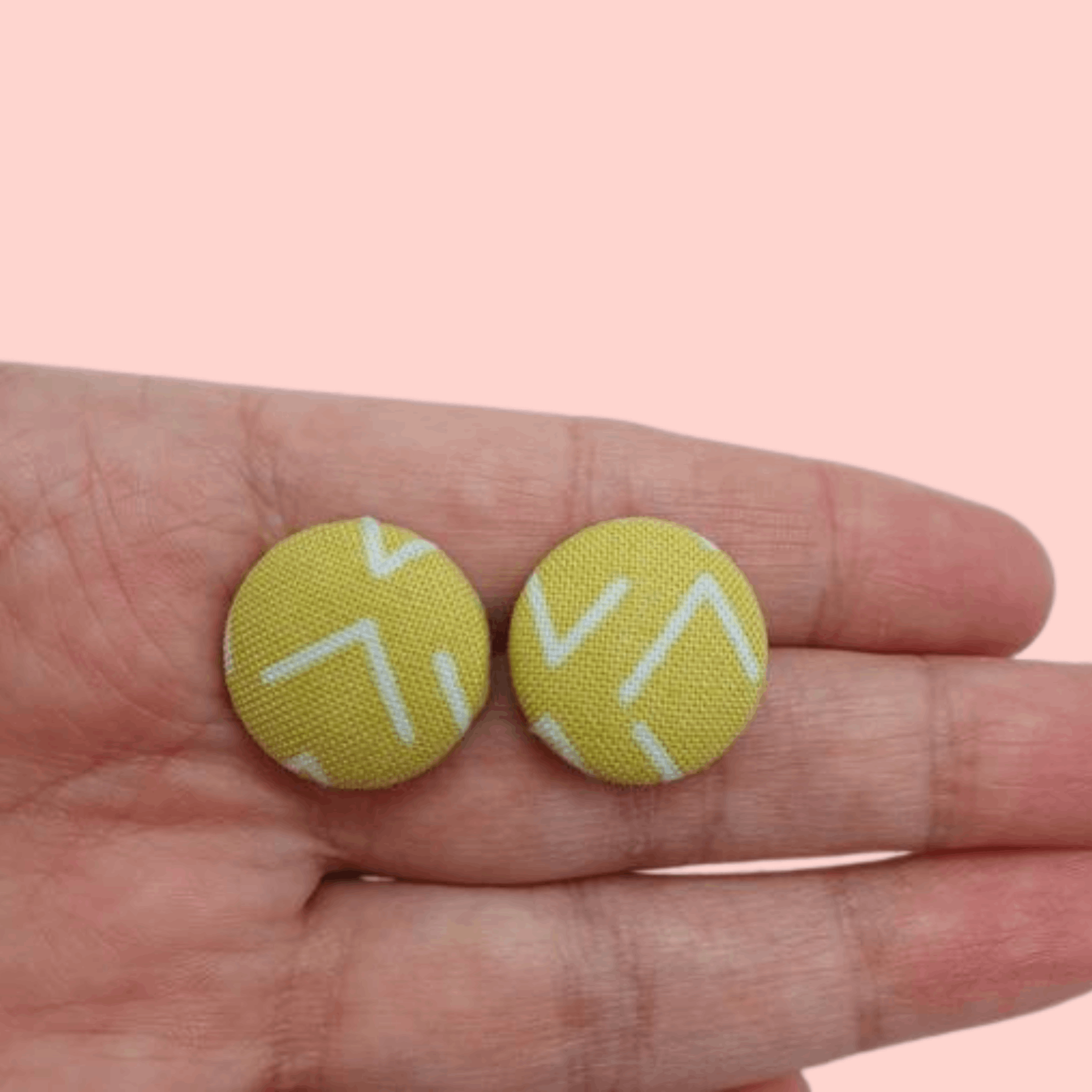 Green and white arrow button studs.